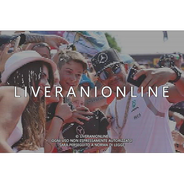 Lewis Hamilton (GBR) Mercedes AMG F1 with fans. 23.07.2016. Formula 1 World Championship, Rd 11, Hungarian Grand Prix, Budapest, Hungary, Qualifying Day. / AGENZIA ALDO LIVERANI SAS - ITALY ONLY EDITORIAL USE ONLY - GP F1 Ungheria - Prove Ufficiali Qualifiche