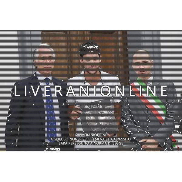 Il vicesindaco Daniele Frongia incontra una rappresentanza degli atleti romani che parteciperanno alle prossime Olimpiadi a Rio - Roma 25.07.2016 - Campidoglio - Sala Protomoteca - nella foto: Daniele Lupo (Beach Volley) tra Giovanni Malago\' e Daniele Frongia / Ph.Corradetti - AG ALDO LIVERANI SAS / AGENZIA ALDO LIVERANI SAS