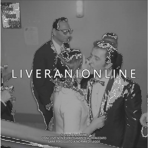 Cantanti Festival di Sanremo 1966 - Retrospettiva nella foto Domenico Modugno bacia la moglie Franca Gandolfi dopo la vittoria © Archivio / AGENZIA ALDO LIVERANI SAS