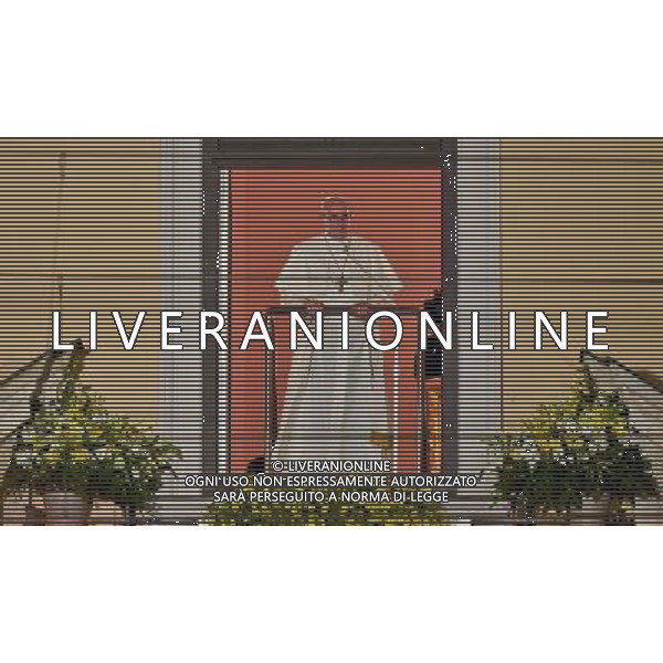 27 07 2016 Krakow Papiez Franciszek przemawial do zgromadzonych pielgrzymow z okna w Palacu Arcybiskupow w Krakowie. 27 July 2016 Pope Francis speak to pilgrims from the Archbishops Palace\'s window in Krakow. N/Z Papiez Franciszek Foto: Artur Widak/Newspix --- Newspix.pl / AGENZIA ALDO LIVERANI SAS - ITALY ONLY EDITORIAL USE ONLY - Sua Santita\' Papa Francesco si rivolge ai pellegrini dalla finestra del Palazzo degli Arcivescovi di Cracovia in Polonia 27 luglio 2016
