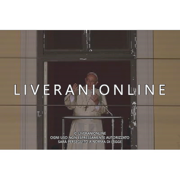 27 07 2016 Krakow Papiez Franciszek przemawial do zgromadzonych pielgrzymow z okna w Palacu Arcybiskupow w Krakowie. 27 July 2016 Pope Francis speak to pilgrims from the Archbishops Palace\'s window in Krakow. N/Z Papiez Franciszek Foto: Artur Widak/Newspix --- Newspix.pl / AGENZIA ALDO LIVERANI SAS - ITALY ONLY EDITORIAL USE ONLY - Sua Santita\' Papa Francesco si rivolge ai pellegrini dalla finestra del Palazzo degli Arcivescovi di Cracovia in Polonia 27 luglio 2016