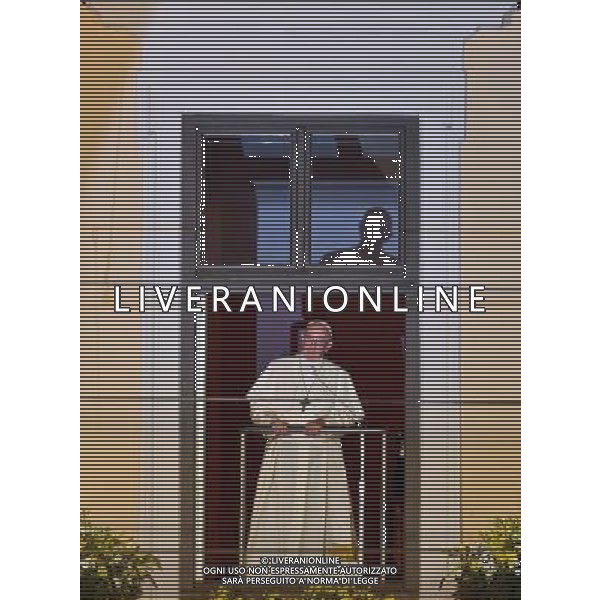 27 07 2016 Krakow Papiez Franciszek przemawial do zgromadzonych pielgrzymow z okna w Palacu Arcybiskupow w Krakowie. 27 July 2016 Pope Francis speak to pilgrims from the Archbishops Palace\'s window in Krakow. N/Z Papiez Franciszek Foto: Artur Widak/Newspix --- Newspix.pl / AGENZIA ALDO LIVERANI SAS - ITALY ONLY EDITORIAL USE ONLY - Sua Santita\' Papa Francesco si rivolge ai pellegrini dalla finestra del Palazzo degli Arcivescovi di Cracovia in Polonia 27 luglio 2016
