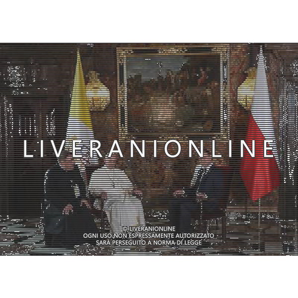 2016.07.27 KRAKOW WIZYTA OJCA SWIETEGO FRANCISZEK WAWEL SDM SALA POD PTAKAMI SPOTKANIE PREZYDENT ANDRZEJ DUDA NZ PAPIEZ FRANCISZEK PREZYDENT ANDRZEJ DUDA FOT MICHAL STAWOWIAK / FOKUSMEDIA/NEWSPIX.PL --- Newspix.pl MEETING OF POPE FRANCIS WITH PRESIDENT RP ANDRZEJ DUDA IN THE WAWEL ROYAL CASTLE, PAPAL WELCOME WORLD YOUTH DAY / AGENZIA ALDO LIVERANI SAS - ITALY ONLY EDITORIAL USE ONLY - Sua Santita\' Papa Francesco incontra il presidente DUDA a Cracovia in Polonia 27 luglio 2016 