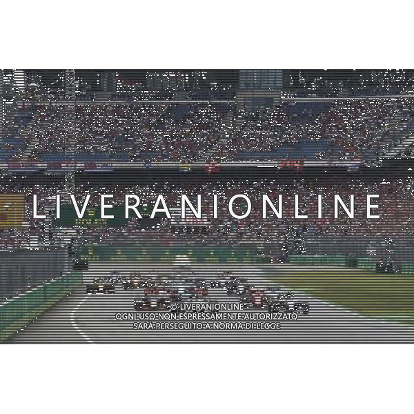 Lewis Hamilton (GBR) Mercedes AMG F1 W07 Hybrid leads at the start of the race. 31.07.2016. Formula 1 World Championship, Rd 12, German Grand Prix, Hockenheim, Germany, Race Day. AG ALDO LIVERANI SAS ONLY ITALY