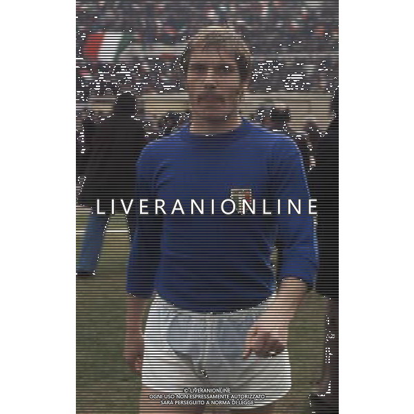 RETROSPETTIVA ROMEO BENETTI CALCIATORE NELLA FOTO ROMEO BENETTI CON LA MAGLIA DELLA NAZIONALE ITALIANA AG ALDO LIVERANI SAS