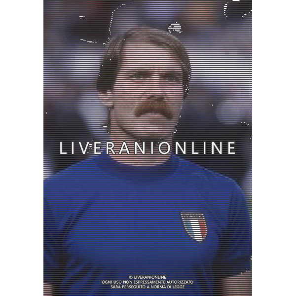 RETROSPETTIVA ROMEO BENETTI CALCIATORE NELLA FOTO ROMEO BENETTI CON LA MAGLIA DELLA NAZIONALE ITALIANA AG ALDO LIVERANI SAS