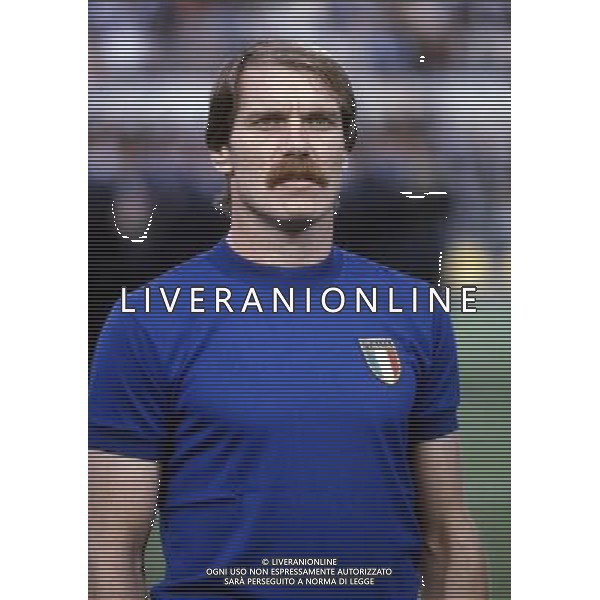 RETROSPETTIVA ROMEO BENETTI CALCIATORE NELLA FOTO ROMEO BENETTI CON LA MAGLIA DELLA NAZIONALE ITALIANA AG ALDO LIVERANI SAS