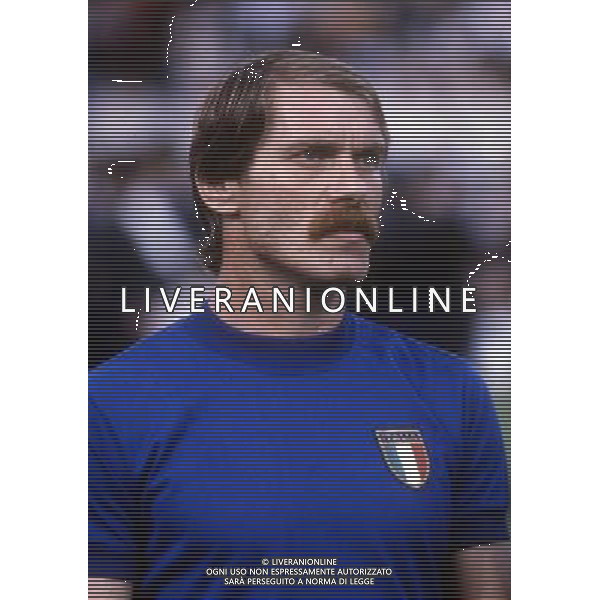 RETROSPETTIVA ROMEO BENETTI CALCIATORE NELLA FOTO ROMEO BENETTI CON LA MAGLIA DELLA NAZIONALE ITALIANA AG ALDO LIVERANI SAS