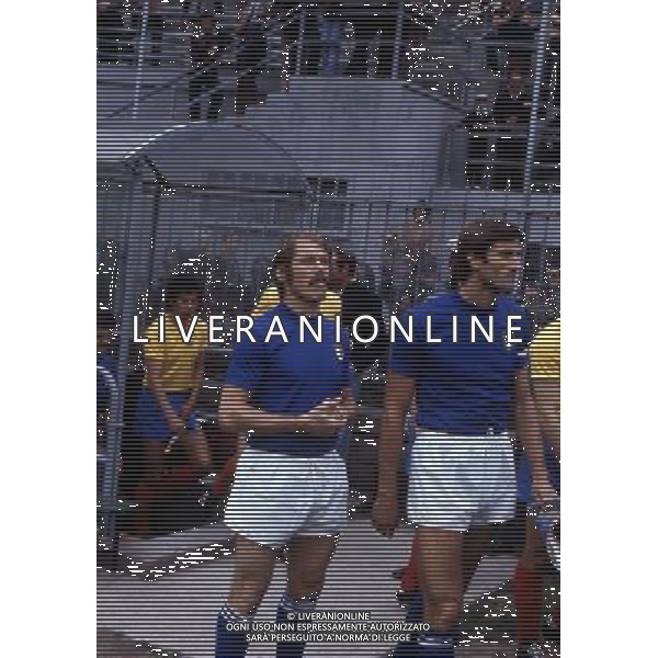 RETROSPETTIVA ROMEO BENETTI CALCIATORE NELLA FOTO ROMEO BENETTI CON LA MAGLIA DELLA NAZIONALE ITALIANA E GIACINTO FACCHETTI AG ALDO LIVERANI SAS