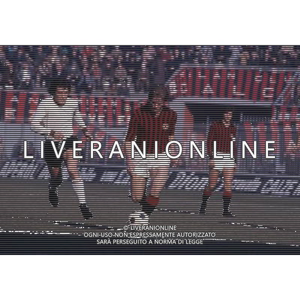 RETROSPETTIVA ROMEO BENETTI CALCIATORE NELLA FOTO ROMEO BENETTI CON LA MAGLIA DEL MILAN AG ALDO LIVERANI SAS
