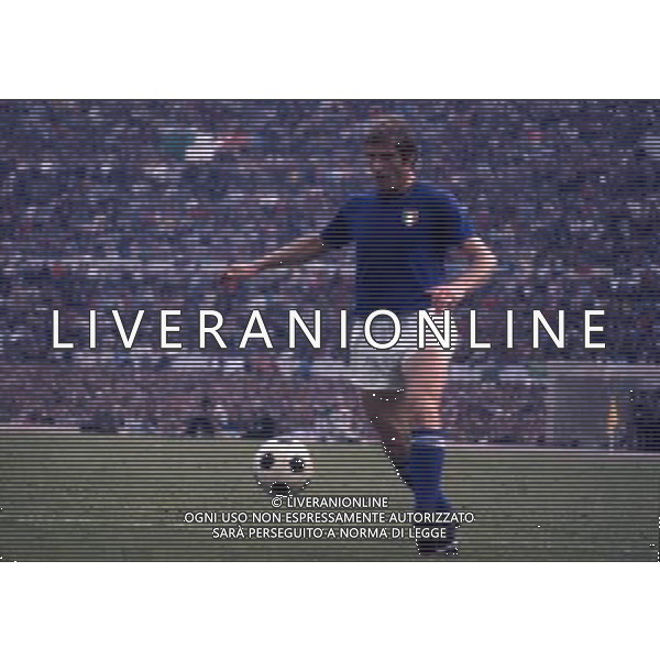 RETROSPETTIVA ROMEO BENETTI CALCIATORE NELLA FOTO ROMEO BENETTI CON LA MAGLIA DELLA NAZIONALE ITALIANA AG ALDO LIVERANI SAS