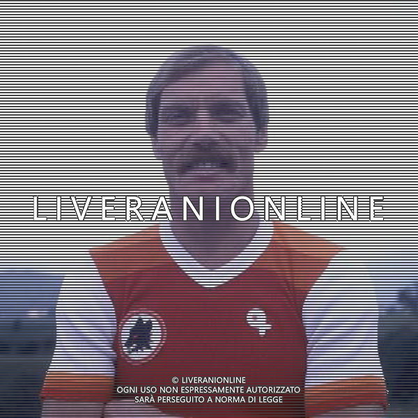 RETROSPETTIVA ROMEO BENETTI CALCIATORE NELLA FOTO ROMEO BENETTI CON LA MAGLIA DELLA ROMA AG ALDO LIVERANI SAS