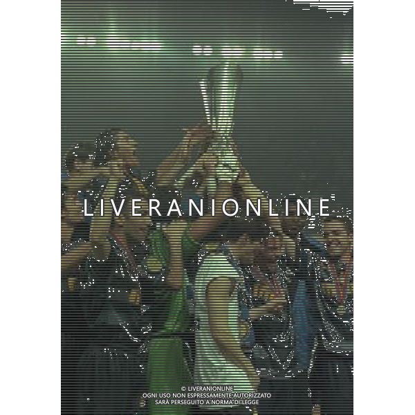 PARIGI FINALE DI COPPA UEFA INTER LAZIO 06/05/1998 NELLA FOTO I GIOCATORI DELL\'INTER INALZANO LA COPPA UEFA AG ALDO LIVERANI SAS
