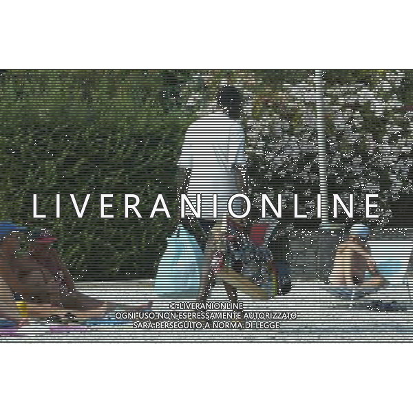 LAGO DI GARDA 14/06/2003 NELLA FOTO VENDITORE AMBULANTE TRA I BAGNANTI FOTO FILIPPO VENEZIA/AGENZIA ALDO LIVERANI