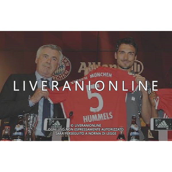firo Fu§ball, Fussball, 06.08.2016 1. Bundesliga, 1. BL Saison 2016/2017 Team Presentation, TeamprŠsentation, FC Bayern MŸnchen, Muenchen, FCB Pressekonferenz FCB Mats Hummels, mit trikot, FCB Vorstand, Vorstandsvorsitzender, Bayern-Boss, Boss, Karl-Heinz Kalle Rummenigge, FCB Trainer Coach Carlo Ancelotti $worldrights Es gelten unsere AGB, einsehbar auf www.firosportphoto.de copyright by firo sportphoto: Coesfelder Str.207 48249 DŸlmen www.firosportphoto.de mail@firosportphoto.de (V o l k s b a n k B o c h u m - W i t t e n ) IBAN DE68 4306 0129 0341 1171 00 Tel:Ê 02594 - 9916004 Fax:Ê02594 - 9916005 AG ALDO LIVERANI SAS ONLY ITALY