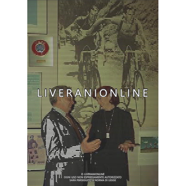 MILANO 23-03-2000 VISITA DI KATRINA SWITZER ALLA REDAZIONE DELLA GAZZETTA DELLO SPORT NELLA FOTO KATRINA SWITZER CON CANDIDO CANNAVO AG ALDO LIVERANI SAS