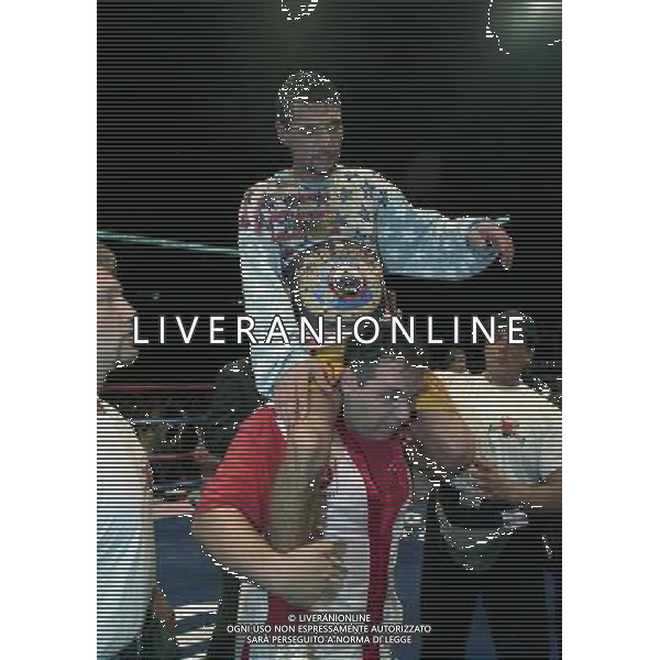 MILANO 20/06/1996 INCONTRO DI BOXE GIOVANNI PARISI GONZALES NELLA FOTO L\'INCONTRO DI PUGILATO TRA GIOVANNI PARISI E GONZALES AG ALDO LIVERANI SAS