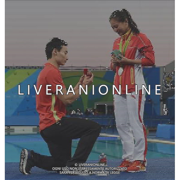 XXXI Olympic Games Giochi Olimpici Rio 2016 Rio de Janeiro - 14.08.2016 Finale Tuffi Trampolino 3m Femminile Nella Foto:Proposta di matrimonio a He Zi dopo la premiazione /Ph.Vitez-Ag. Aldo Liverani