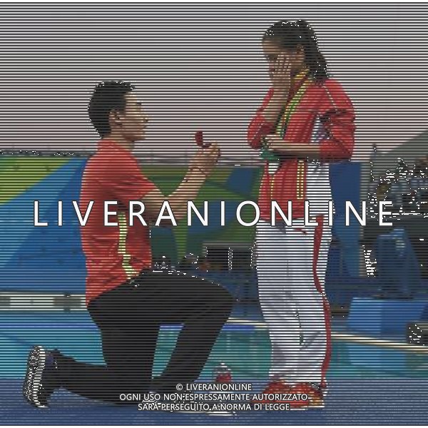 XXXI Olympic Games Giochi Olimpici Rio 2016 Rio de Janeiro - 14.08.2016 Finale Tuffi Trampolino 3m Femminile Nella Foto:Proposta di matrimonio a He Zi dopo la premiazione /Ph.Vitez-Ag. Aldo Liverani