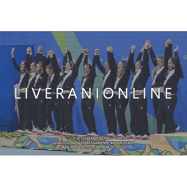 XXXI Olympic Games Giochi Olimpici Rio 2016 Rio de Janeiro - 19.08.2016 Finale di Pallanuoto Femminile Italia vs USA Nella Foto:Team Italia vincitrice della Medaglia d\'Argento festeggia CONTI Fabio,GORLERO Giulia,TABANI Chiara,GARIBOTTI Arianna,QUEIROLO Elisa,RADICCHI Federica,AIELLO Rosaria,di MARIO Tania,BIANCONI Roberta,EMMOLO Giulia,POMERI Francesca,COTTI Aleksandra,FRASSINETTI Teresa,TEANI Laura /Ph.Andrea Staccioli/Deepbluemedia/Insidefoto/Vitez-Ag. Aldo Liverani