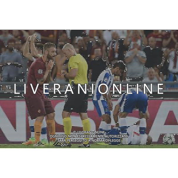 UEFA Champions League 2016-2017 spareggi ritorno - Roma 23.08.2016 - AS Roma vs Porto - nella foto: Daniele De Rossi viene espulso dall\'arbitro Szymon Marciniak / Ph. Corradetti-Ag. Aldo Liverani