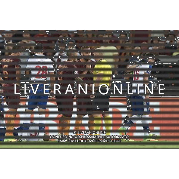 UEFA Champions League 2016-2017 spareggi ritorno - Roma 23.08.2016 - AS Roma vs Porto - nella foto: Daniele De Rossi viene espulso dall\'arbitro Szymon Marciniak / Ph. Corradetti-Ag. Aldo Liverani
