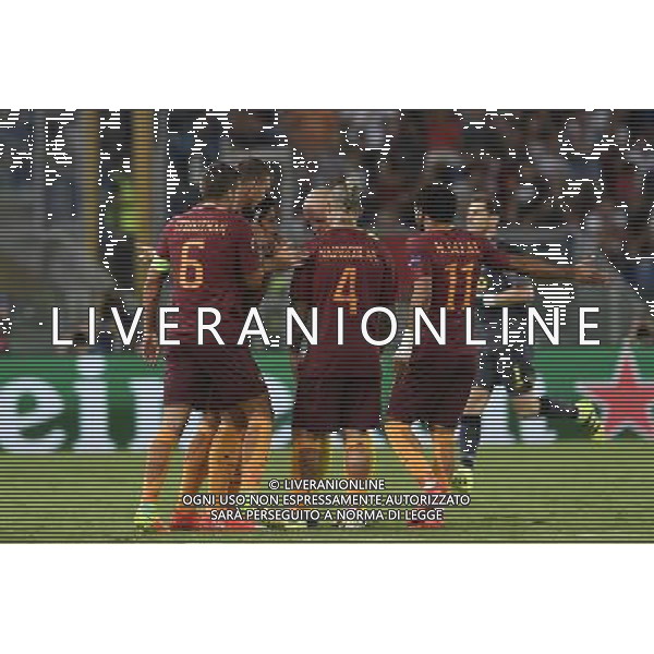 UEFA Champions League 2016-2017 spareggi ritorno - Roma 23.08.2016 - AS Roma vs Porto - nella foto: le proteste dei giocatori della Roma con l\'arbitro dopo l\'espulsione / Ph. Corradetti-Ag. Aldo Liverani