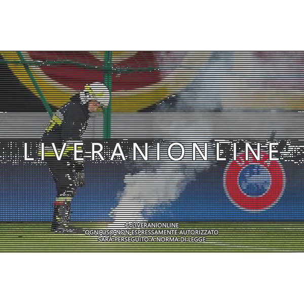 2016.8.23, Warszawa , UEFA Champions League , Legia Warsaw - Dundalk FC , Liga Mistrzow , Legia Warszawa - Dundalk FC n z Fireworks and fireman / Strazak i race fot. Tomasz Jastrzebowski / Foto Olimpik / NEWSPIX.PL --- Newspix.pl AG ALDO LIVERANI SAS ONLY ITALY *** Local Caption *** www.newspix.pl mail us: info@newspix.pl call us: 0048 022 23 22 222 --- Polish Picture Agency by Ringier Axel Springer Poland