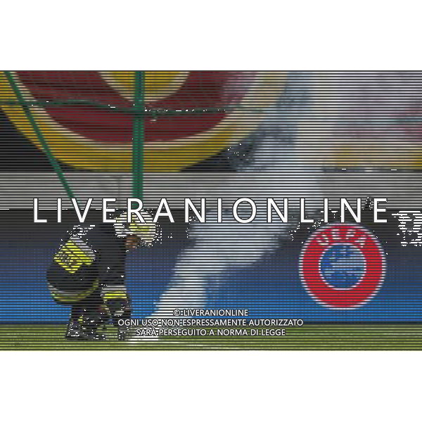 2016.8.23, Warszawa , UEFA Champions League , Legia Warsaw - Dundalk FC , Liga Mistrzow , Legia Warszawa - Dundalk FC n z Fireworks and fireman / Strazak i race fot. Tomasz Jastrzebowski / Foto Olimpik / NEWSPIX.PL --- Newspix.pl AG ALDO LIVERANI SAS ONLY ITALY *** Local Caption *** www.newspix.pl mail us: info@newspix.pl call us: 0048 022 23 22 222 --- Polish Picture Agency by Ringier Axel Springer Poland