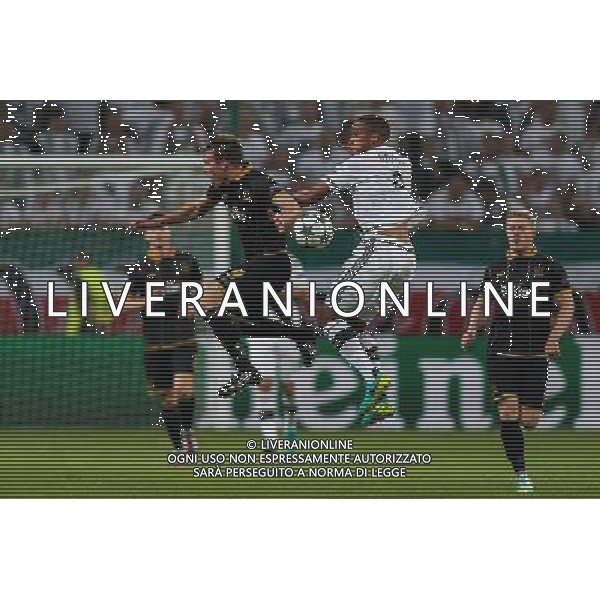 2016.8.23, Warszawa , UEFA Champions League , Legia Warsaw - Dundalk FC , Liga Mistrzow , Legia Warszawa - Dundalk FC n z Vadis Odjidja (Legia), David McMillan (Dundalk) fot. Tomasz Jastrzebowski / Foto Olimpik / NEWSPIX.PL --- Newspix.pl AG ALDO LIVERANI SAS ONLY ITALY *** Local Caption *** www.newspix.pl mail us: info@newspix.pl call us: 0048 022 23 22 222 --- Polish Picture Agency by Ringier Axel Springer Poland