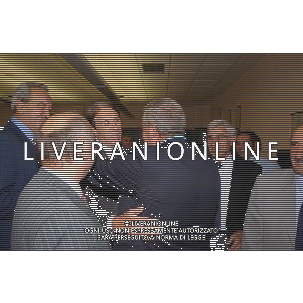 MILANO 30-09-2002 FESTA PER IL PENSIONAMENTO DEL VICE DIRETTORE DELLA GAZZETTA DELLO SPORT ROBERTO MILAZZO NELLA FOTO ROBERTO MILAZZO E CESARE MALDINI AG ALDO LIVERANI SAS