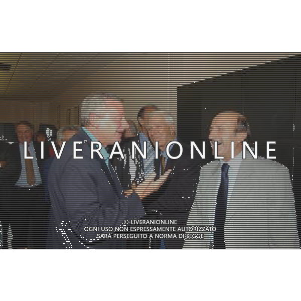 MILANO 30-09-2002 FESTA PER IL PENSIONAMENTO DEL VICE DIRETTORE DELLA GAZZETTA DELLO SPORT ROBERTO MILAZZO NELLA FOTO ROBERTO MILAZZO CON MARIO LODETTI AG ALDO LIVERANI SAS