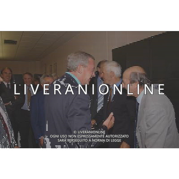 MILANO 30-09-2002 FESTA PER IL PENSIONAMENTO DEL VICE DIRETTORE DELLA GAZZETTA DELLO SPORT ROBERTO MILAZZO NELLA FOTO ROBERTO MILAZZO CON MARIO LODETTI AG ALDO LIVERANI SAS