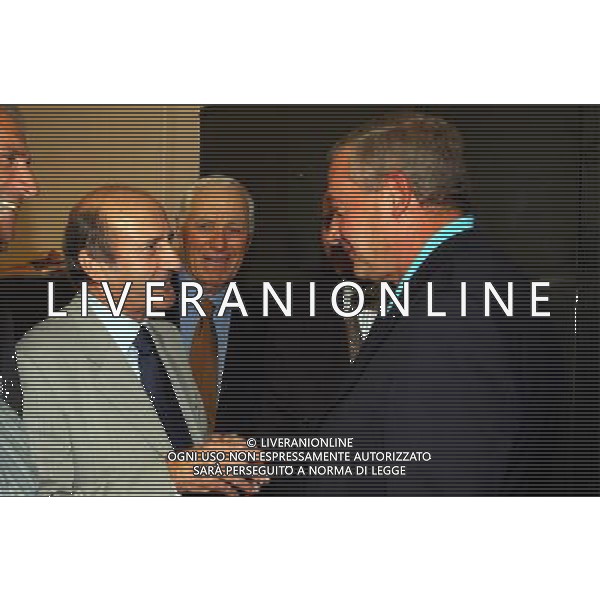 MILANO 30-09-2002 FESTA PER IL PENSIONAMENTO DEL VICE DIRETTORE DELLA GAZZETTA DELLO SPORT ROBERTO MILAZZO NELLA FOTO ROBERTO MILAZZO CON MARIO LODETTI AG ALDO LIVERANI SAS