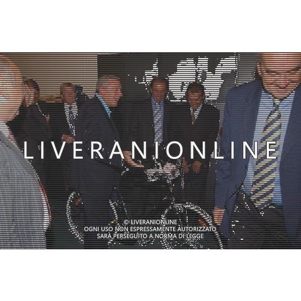 MILANO 30-09-2002 FESTA PER IL PENSIONAMENTO DEL VICE DIRETTORE DELLA GAZZETTA DELLO SPORT ROBERTO MILAZZO NELLA FOTO ROBERTO MILAZZO AG ALDO LIVERANI SAS