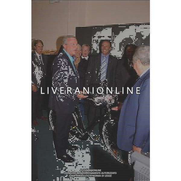 MILANO 30-09-2002 FESTA PER IL PENSIONAMENTO DEL VICE DIRETTORE DELLA GAZZETTA DELLO SPORT ROBERTO MILAZZO NELLA FOTO ROBERTO MILAZZO AG ALDO LIVERANI SAS