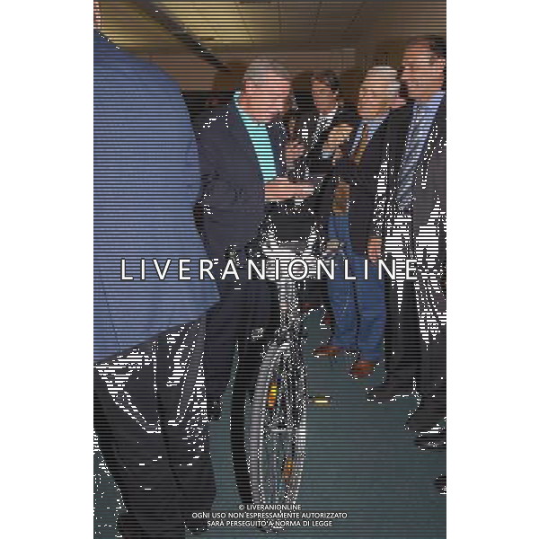 MILANO 30-09-2002 FESTA PER IL PENSIONAMENTO DEL VICE DIRETTORE DELLA GAZZETTA DELLO SPORT ROBERTO MILAZZO NELLA FOTO ROBERTO MILAZZO AG ALDO LIVERANI SAS