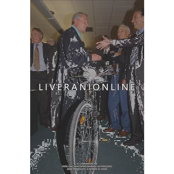 MILANO 30-09-2002 FESTA PER IL PENSIONAMENTO DEL VICE DIRETTORE DELLA GAZZETTA DELLO SPORT ROBERTO MILAZZO NELLA FOTO ROBERTO MILAZZO AG ALDO LIVERANI SAS