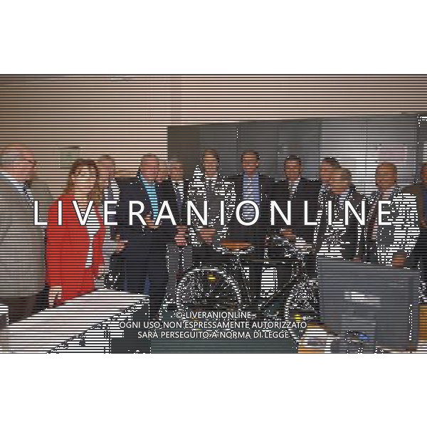 MILANO 30-09-2002 FESTA PER IL PENSIONAMENTO DEL VICE DIRETTORE DELLA GAZZETTA DELLO SPORT ROBERTO MILAZZO NELLA FOTO ROBERTO MILAZZO COUN GRUPPO DI SPORTIVI CESARE MALDINI MARIO LODETTI JOSE ALTAFINI AG ALDO LIVERANI SAS