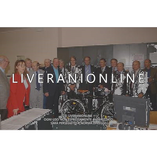 MILANO 30-09-2002 FESTA PER IL PENSIONAMENTO DEL VICE DIRETTORE DELLA GAZZETTA DELLO SPORT ROBERTO MILAZZO NELLA FOTO ROBERTO MILAZZO COUN GRUPPO DI SPORTIVI CESARE MALDINI MARIO LODETTI JOSE ALTAFINI AG ALDO LIVERANI SAS