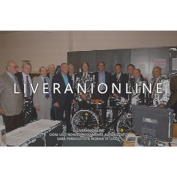 MILANO 30-09-2002 FESTA PER IL PENSIONAMENTO DEL VICE DIRETTORE DELLA GAZZETTA DELLO SPORT ROBERTO MILAZZO NELLA FOTO ROBERTO MILAZZO COUN GRUPPO DI SPORTIVI CESARE MALDINI MARIO LODETTI JOSE ALTAFINI AG ALDO LIVERANI SAS