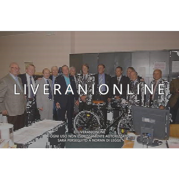 MILANO 30-09-2002 FESTA PER IL PENSIONAMENTO DEL VICE DIRETTORE DELLA GAZZETTA DELLO SPORT ROBERTO MILAZZO NELLA FOTO ROBERTO MILAZZO COUN GRUPPO DI SPORTIVI CESARE MALDINI MARIO LODETTI JOSE ALTAFINI AG ALDO LIVERANI SAS