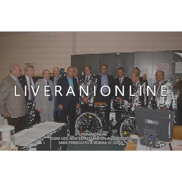 MILANO 30-09-2002 FESTA PER IL PENSIONAMENTO DEL VICE DIRETTORE DELLA GAZZETTA DELLO SPORT ROBERTO MILAZZO NELLA FOTO ROBERTO MILAZZO COUN GRUPPO DI SPORTIVI CESARE MALDINI MARIO LODETTI JOSE ALTAFINI AG ALDO LIVERANI SAS