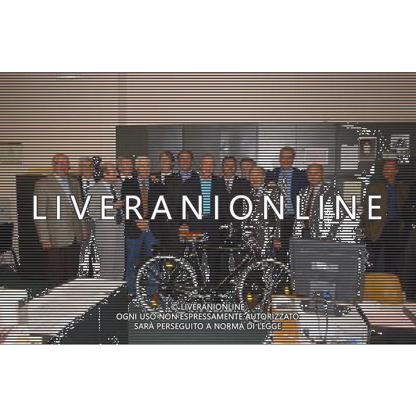 MILANO 30-09-2002 FESTA PER IL PENSIONAMENTO DEL VICE DIRETTORE DELLA GAZZETTA DELLO SPORT ROBERTO MILAZZO NELLA FOTO ROBERTO MILAZZO COUN GRUPPO DI SPORTIVI CESARE MALDINI MARIO LODETTI JOSE ALTAFINI AG ALDO LIVERANI SAS