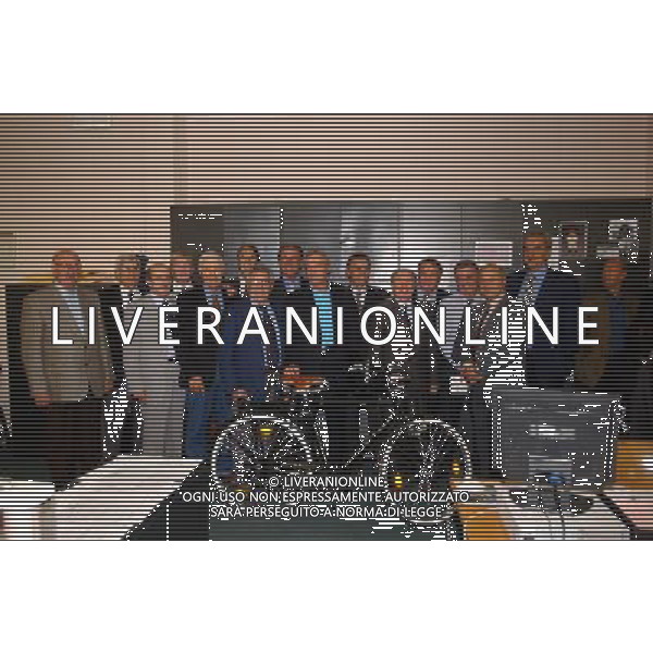 MILANO 30-09-2002 FESTA PER IL PENSIONAMENTO DEL VICE DIRETTORE DELLA GAZZETTA DELLO SPORT ROBERTO MILAZZO NELLA FOTO ROBERTO MILAZZO COUN GRUPPO DI SPORTIVI CESARE MALDINI MARIO LODETTI JOSE ALTAFINI AG ALDO LIVERANI SAS