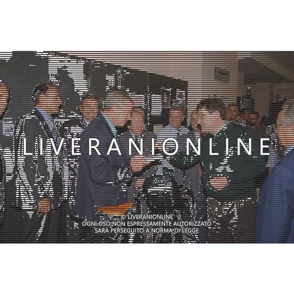 MILANO 30-09-2002 FESTA PER IL PENSIONAMENTO DEL VICE DIRETTORE DELLA GAZZETTA DELLO SPORT ROBERTO MILAZZO NELLA FOTO DANIELE REDAELLI E ROBERTO MILAZZO AG ALDO LIVERANI SAS