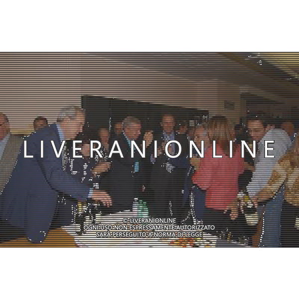 MILANO 30-09-2002 FESTA PER IL PENSIONAMENTO DEL VICE DIRETTORE DELLA GAZZETTA DELLO SPORT ROBERTO MILAZZO NELLA FOTO ROBERTO MILAZZO AG ALDO LIVERANI SAS