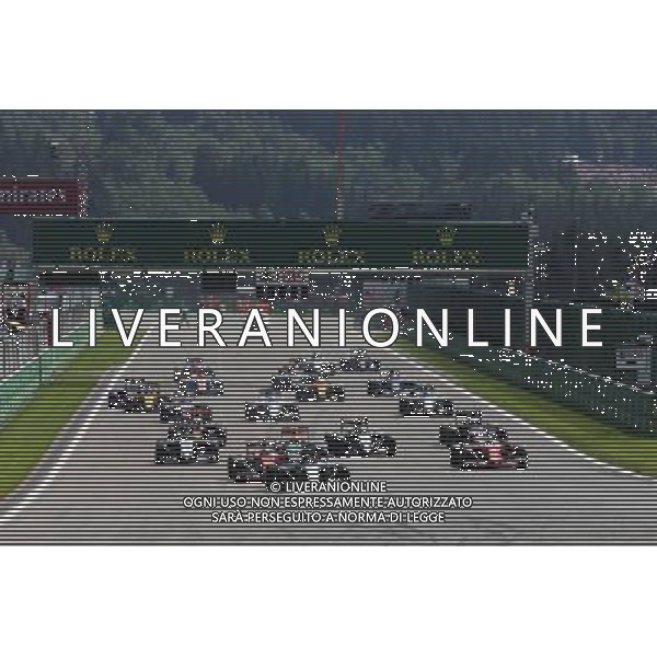 Nico Rosberg (GER) Mercedes AMG F1 W07 Hybrid leads at the start of the race. 28.08.2016. Formula 1 World Championship, Rd 13, Belgian Grand Prix, Spa Francorchamps, Belgium, Race Day. / AGENZIA ALDO LIVERANI SAS - ITALY ONLY EDITORIAL USE ONLY