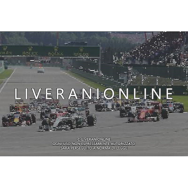 Nico Rosberg (GER) Mercedes AMG F1 W07 Hybrid leads at the start of the race. 28.08.2016. Formula 1 World Championship, Rd 13, Belgian Grand Prix, Spa Francorchamps, Belgium, Race Day. / AGENZIA ALDO LIVERANI SAS - ITALY ONLY EDITORIAL USE ONLY
