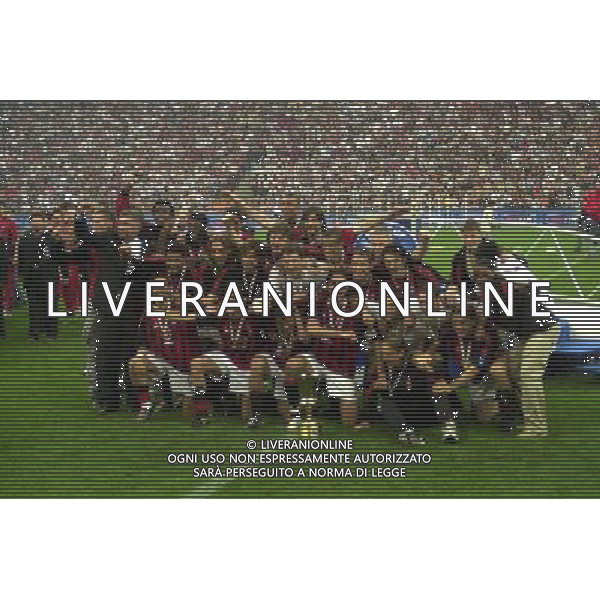 MILANO,31-05-03 DFP/FOTO GIORGIO RAVEZZANI FINALE COPPA ITALIA/ MILAN-ROMA: NELLA FOTO LA FORMAZIONE DEL MILAN CON LA COPPA ITALIA AG ALDO LIVERANI SAS